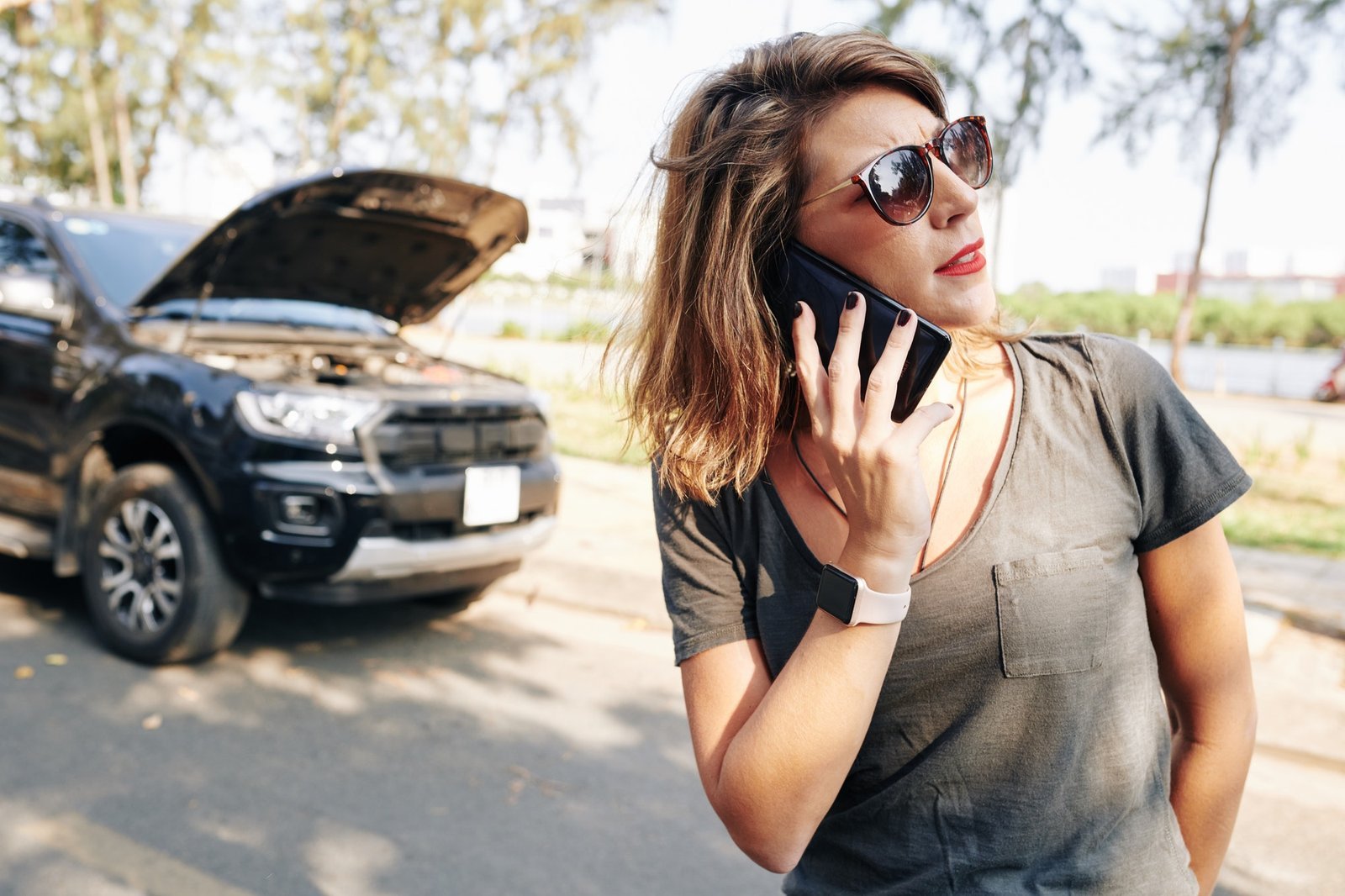 woman-calling-to-car-insurance.jpg Car insurance premium calculation based on vehicle features